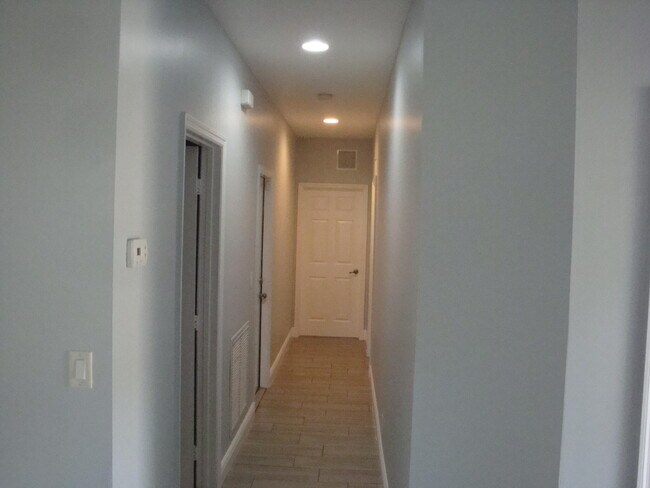 Building Photo - 317 Jennings Ave