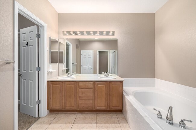 Building Photo - This beautiful 3-bedroom, 3-bathroom in Parker