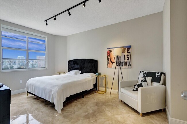 Building Photo - 1980 S Ocean Dr