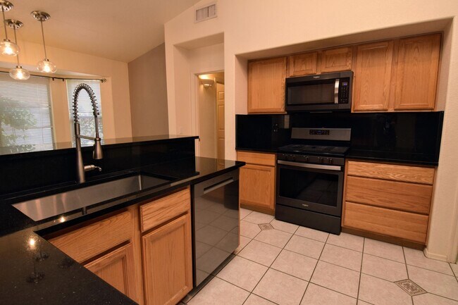 Building Photo - Bright & Open SE Tucson 3 Bed 2 Bath with ...