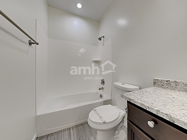 Building Photo - 1709 E Primavera Way