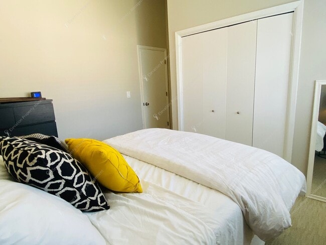 Building Photo - FULLY FURNISHED, 1 BR - 1.5 BA + LOFT CONDO IN NW BEND