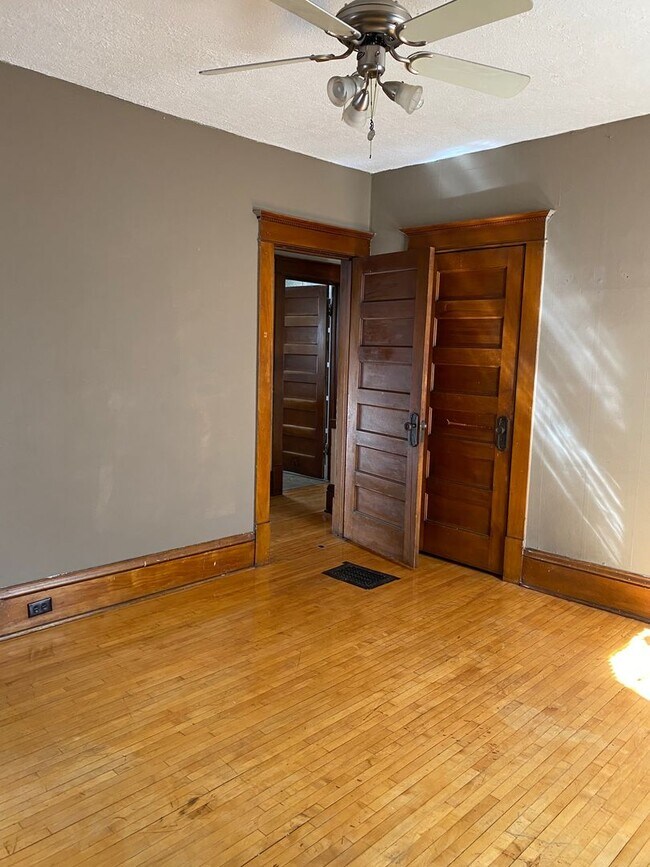 Building Photo - 5 Bedroom / 2 Bath in Dinkytown September ...