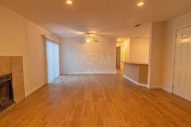 Building Photo - 7409 Village Green Dr