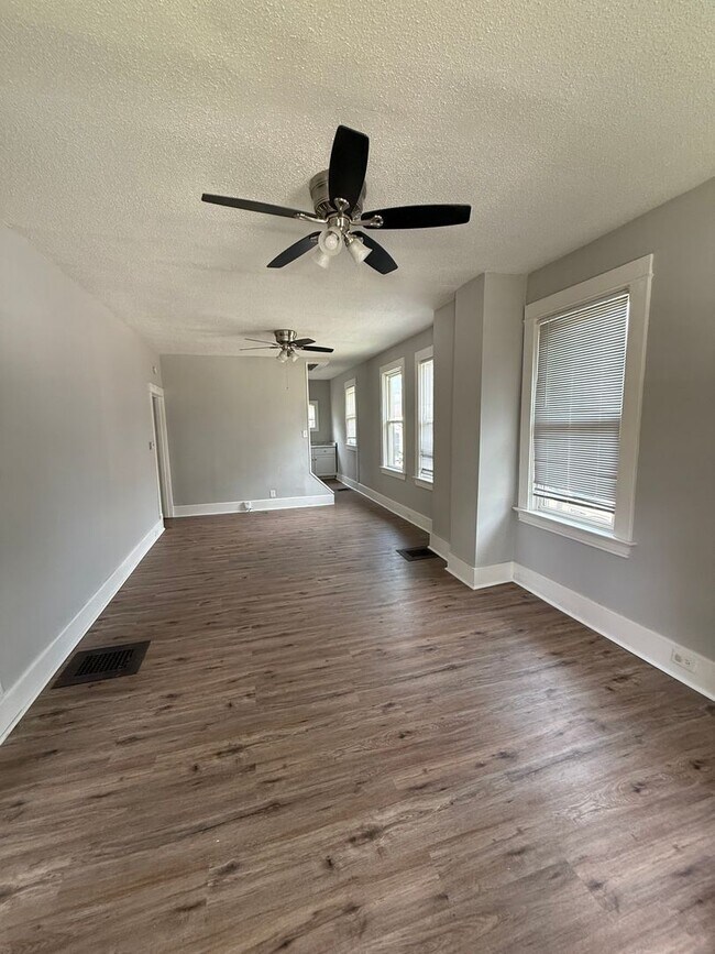 Building Photo - 452 N Whitelaw Ave