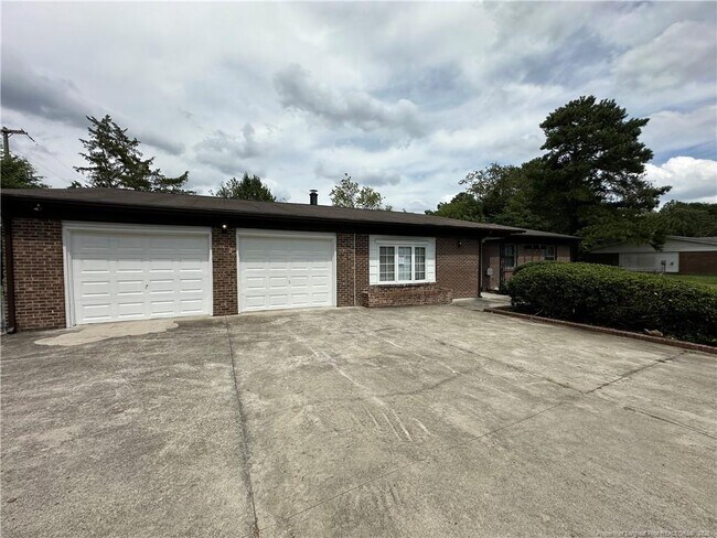 Building Photo - 1601 Blue Springs Rd