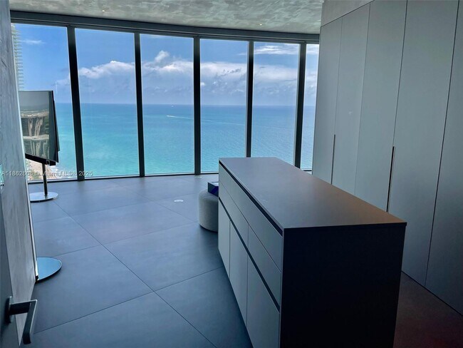 Building Photo - 18555 Collins Ave