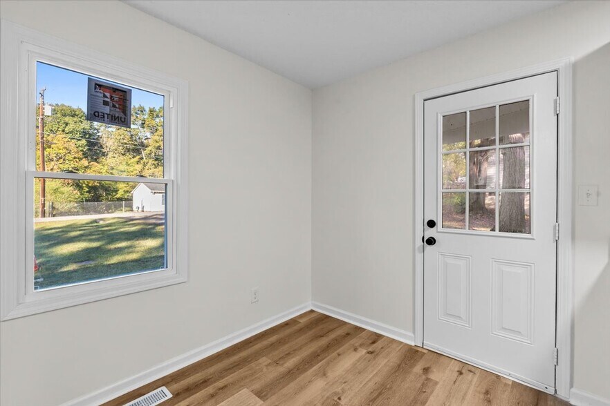 Building Photo - 718 Miles St