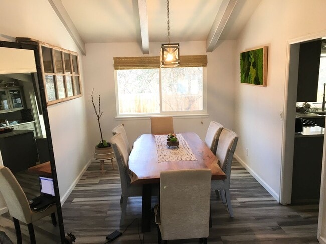 Building Photo - Beautiful & Spacious Home in Quiet Gunbarrel Neighborhood