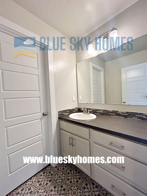 Building Photo - 2572 E Mariposa Dr