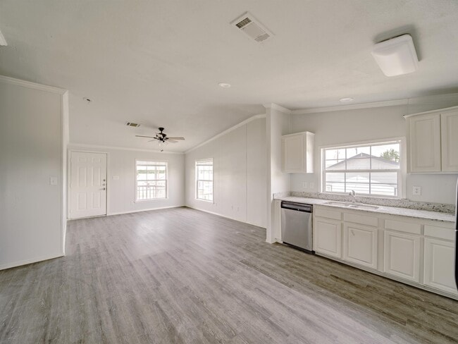 Building Photo - 102 Rolling Glen