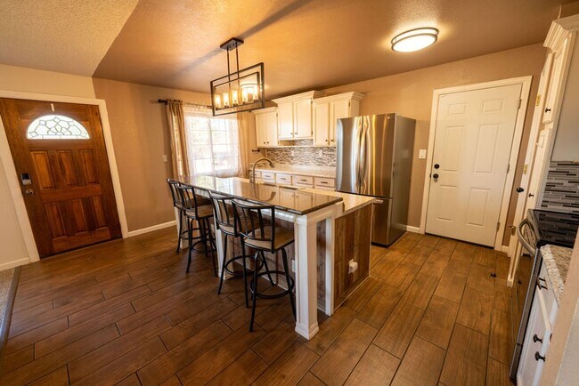 Building Photo - ***MOVE IN SPECIAL*** $500 OFF 1st MONTH'S...
