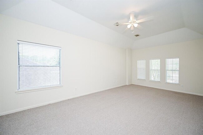 Building Photo - 18018 Somerset Knolls Ct