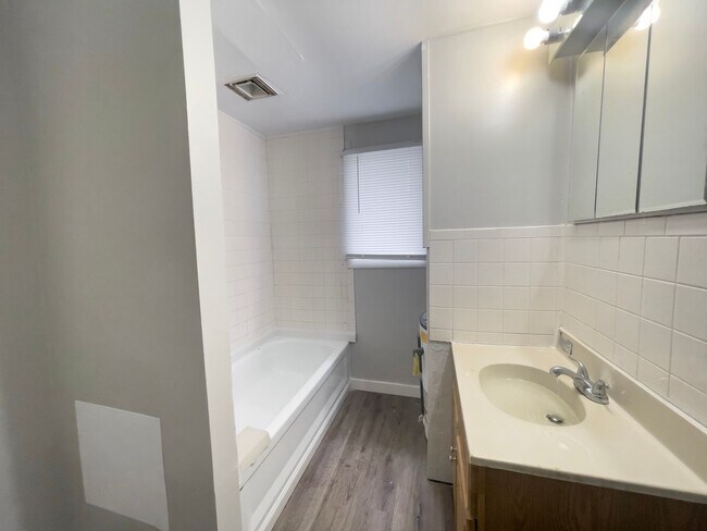 Building Photo - Washer/Dryer Hook Ups