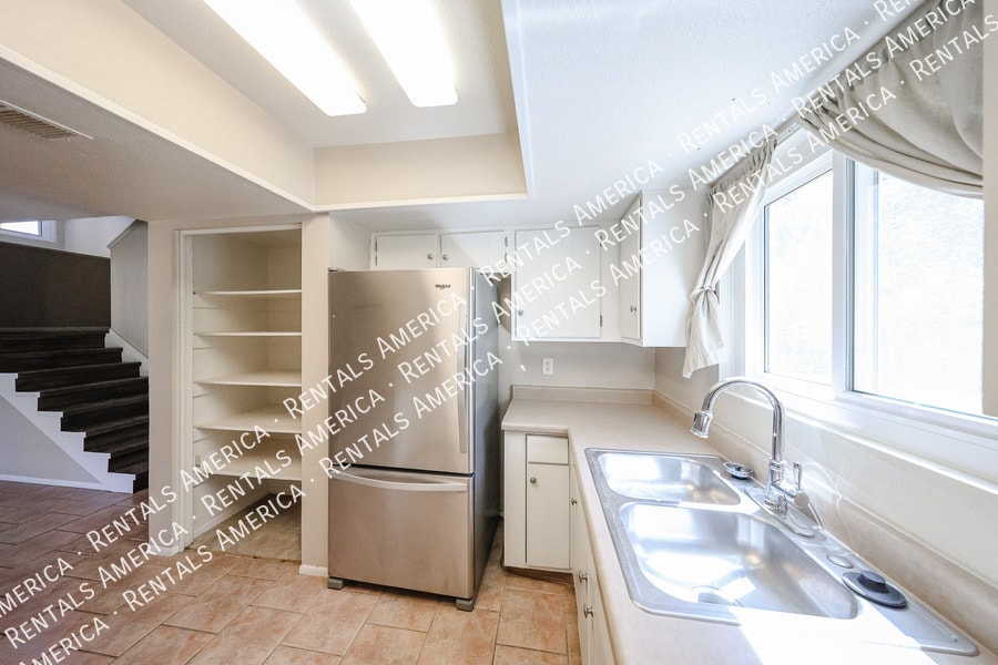 Building Photo - 4555 W Continental Dr