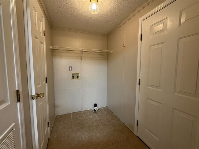 Building Photo - 3 Bed/2 Bath Home on large lot