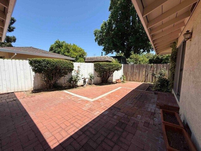 Building Photo - University Ave 3 Bedroom