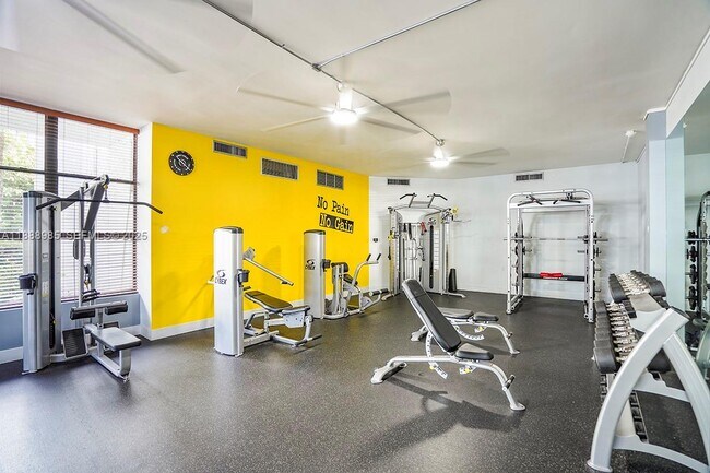 Building Photo - 800 Parkview Dr