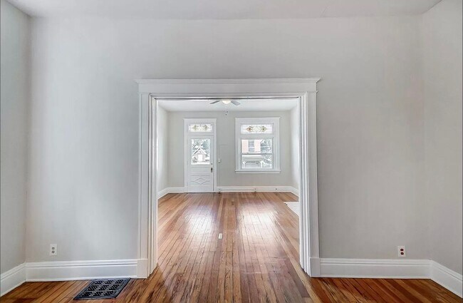 Building Photo - 2364 Victor St