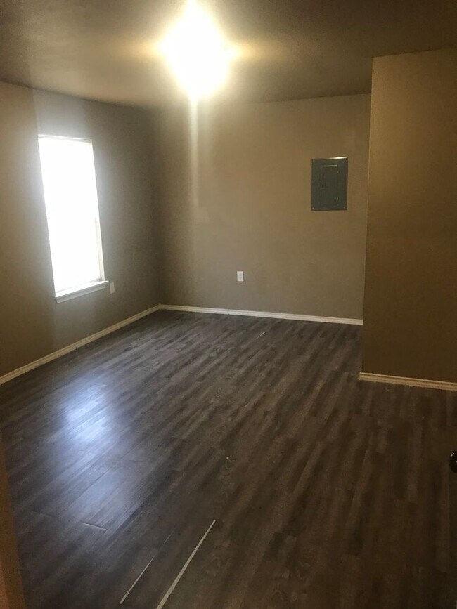 Building Photo - 526 46th St