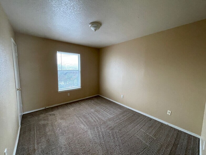 Building Photo - 1603 Cedarhill Dr