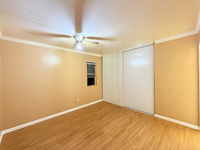 Building Photo - HUGE 3BR/2BA Second-Floor Condo