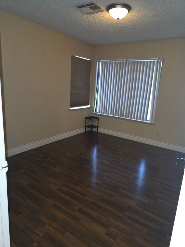 Building Photo - Beautiful 4 bed/ 3 bath POOL Home For Rent