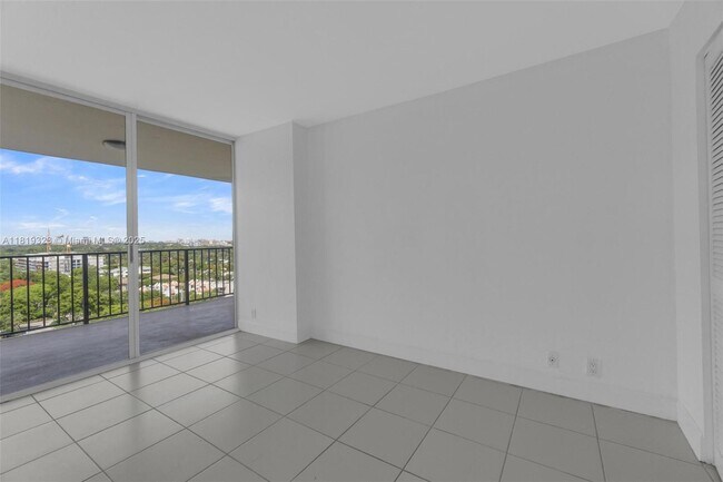 Building Photo - 1901 Brickell Ave