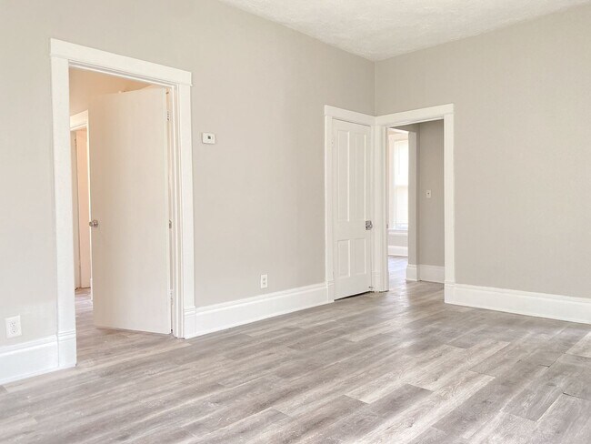Building Photo - Large 2 bed 1 bath house