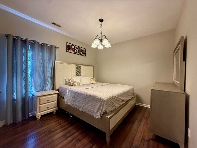 Building Photo - Spacious 3 bedroom condo minutes to the Oceanfront!