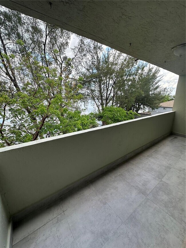 Building Photo - 10090 NW 80th Ct