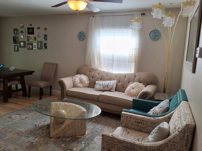 Building Photo - Knoxville 37912 - Short Term Lease with Utilities Included up to $200 per month -  2 bedroom, 2 b...