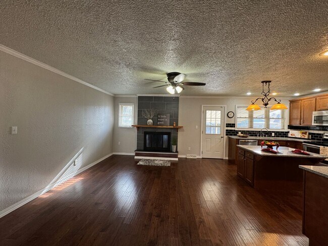 Building Photo - Gorgeous 3 bedroom, 2 bath home in a great Springfield neighborhood!