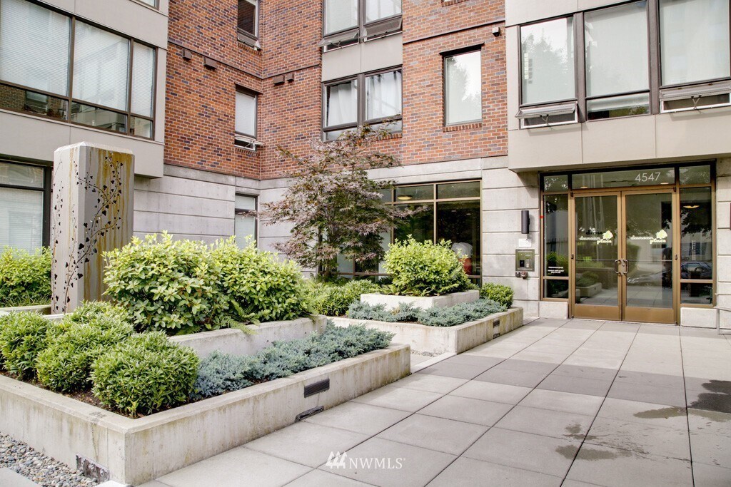 Entrance - 4547 8th Ave NE