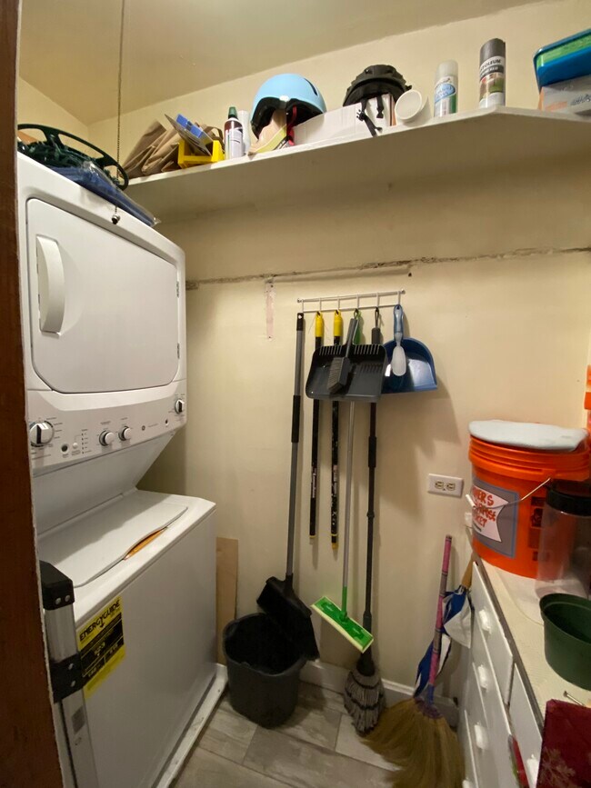 Building Photo - 6356 N Paulina St