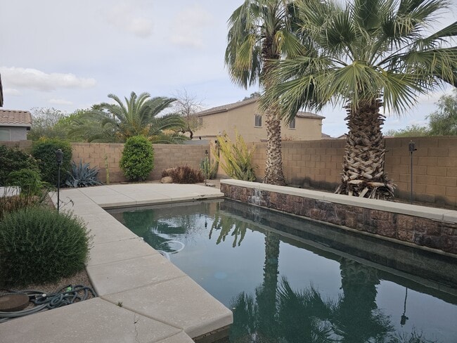 Building Photo - 906 E Pasture Canyon Dr