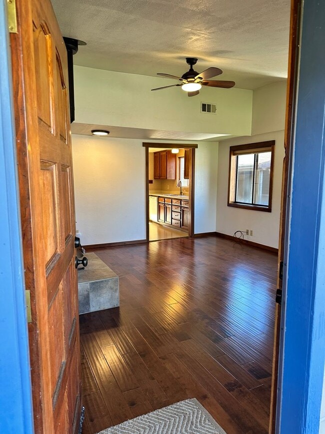 Building Photo - Sunny Fieldbrook 2 Bedroom House – Cat Friendly