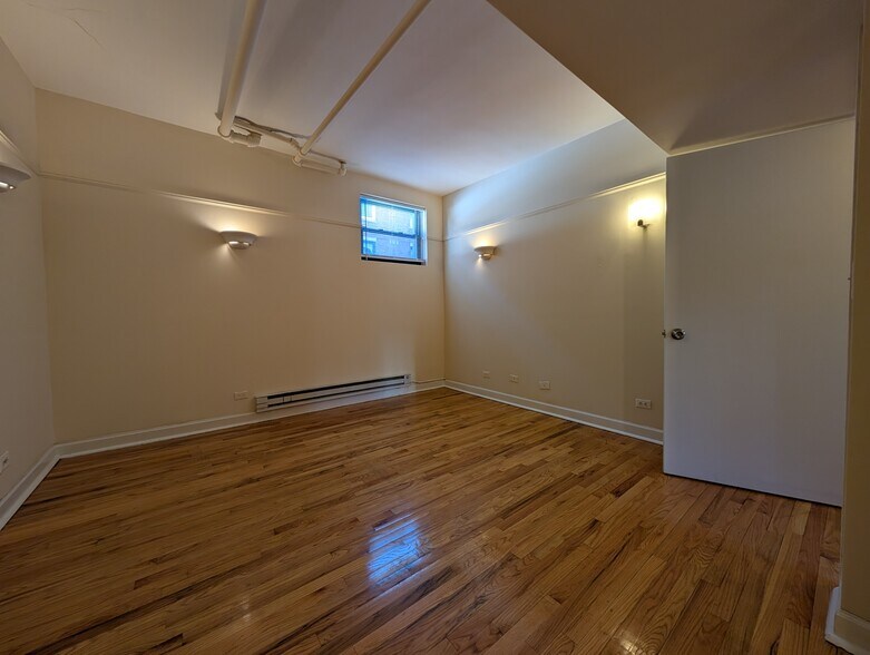 Building Photo - 953 W Cornelia Ave