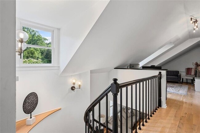 Building Photo - 346 Redland Rd NW