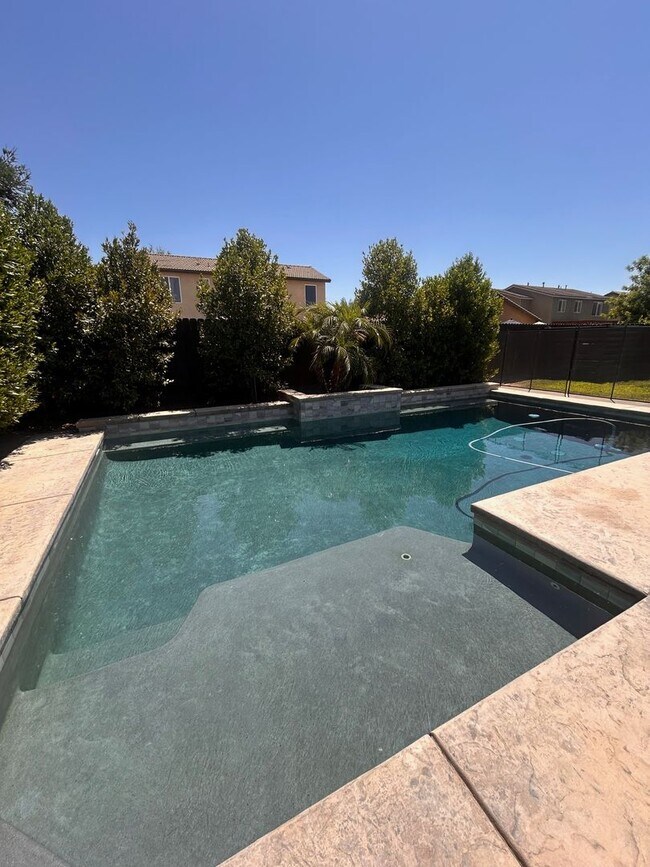 Building Photo - Beautiful home for rent in Visalia with a pool!