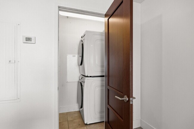 Building Photo - "Experience Urban Elegance: Spacious 2BR/2BA Condo in the Heart of Tampa!"