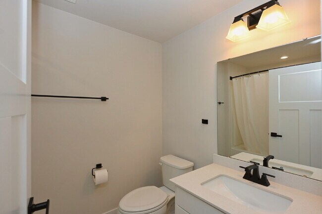 Building Photo - Updated Gallatin Townhome | 3BR + Garage, W/D Included