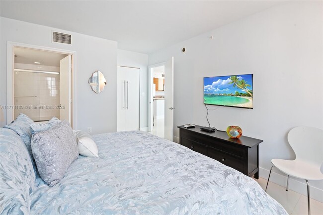 Building Photo - 1155 Brickell Bay Dr