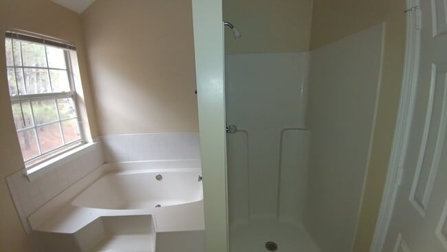 Building Photo - Great In-Law Suite Property - Master on Up...