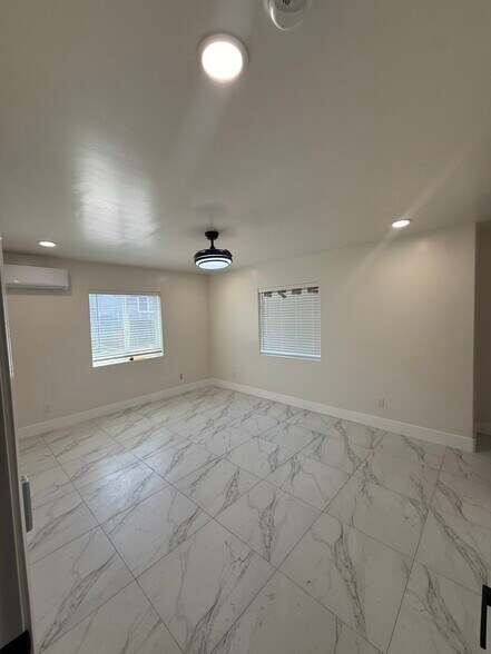 Building Photo - 646 S Sunshine Ave
