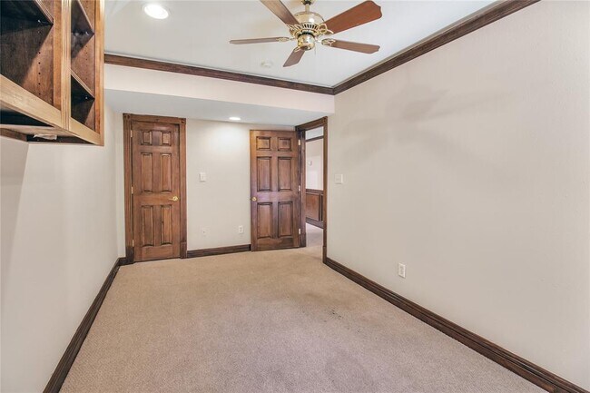 Building Photo - 452 N Post Oak Ln