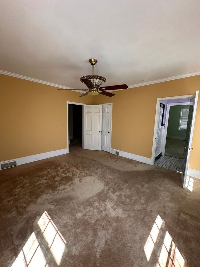 Building Photo - 3 Bed 2 Bath Brick Home with Fenced in Backyard and Additional Living Space