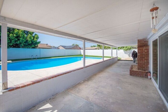 Building Photo - Completely Remodeld W/ Swimming Pool!