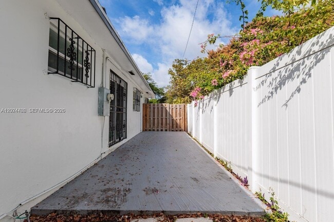Building Photo - 1301 NE 153rd St