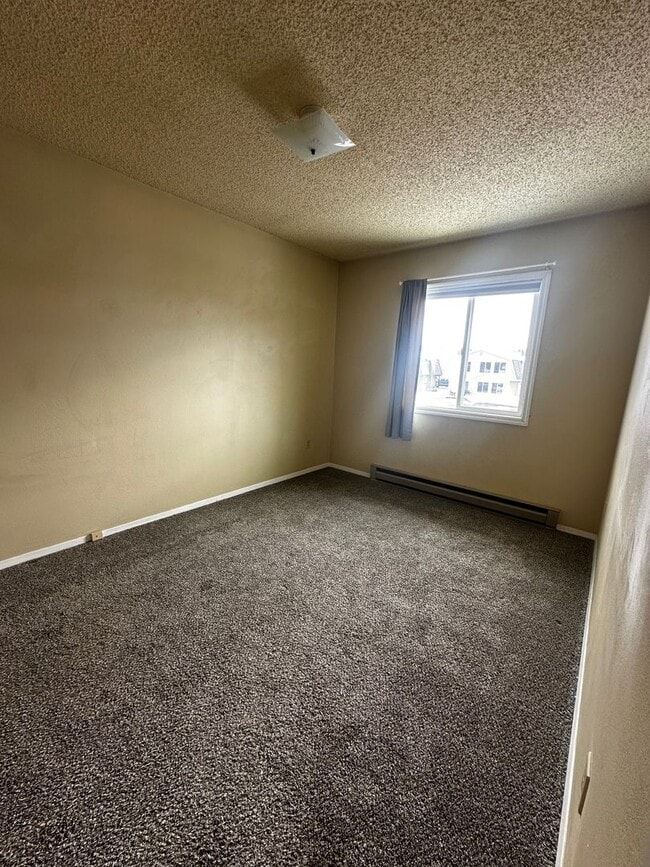 Building Photo - 4 Bedroom Condo near campus